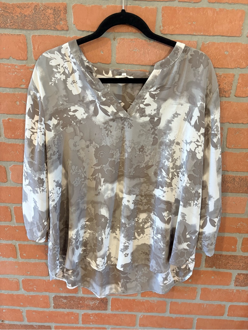 Maurices- Atwood Gray and White Floral V-Neck Blouse, Size XXL